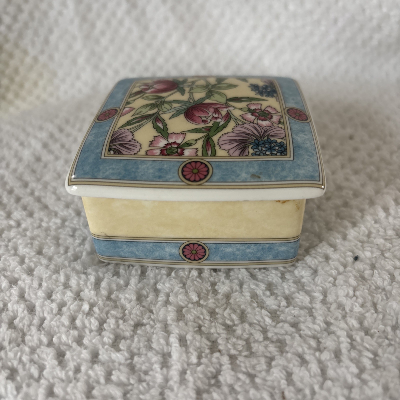 VTG 1995 WEDGEWOOD BONE CHINA (SARAH) SQUARE FLORAL TRINKET BOX WITH LID