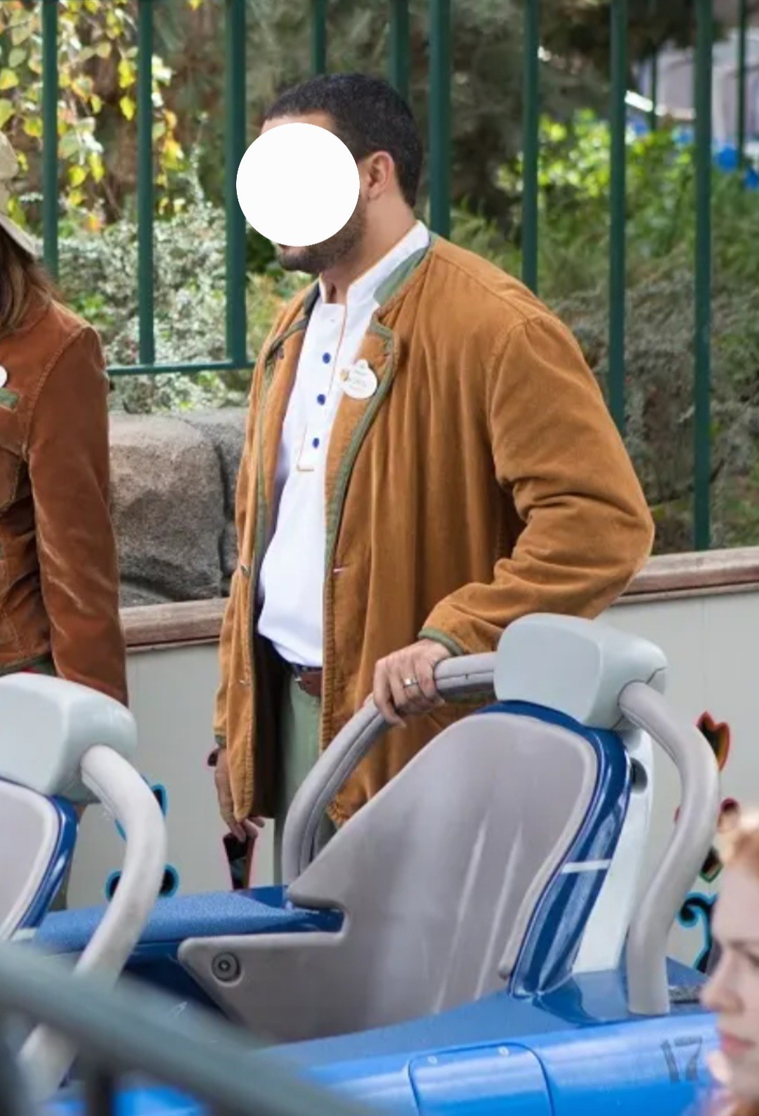 DISNEYLAND MATTERHORN FANTASYLAND CAST MEMBER JACKET RARE LARGE DISNEYLAND MATTERHORN FANTASYLAND CAST MEMBER JACKET RARE LARGE