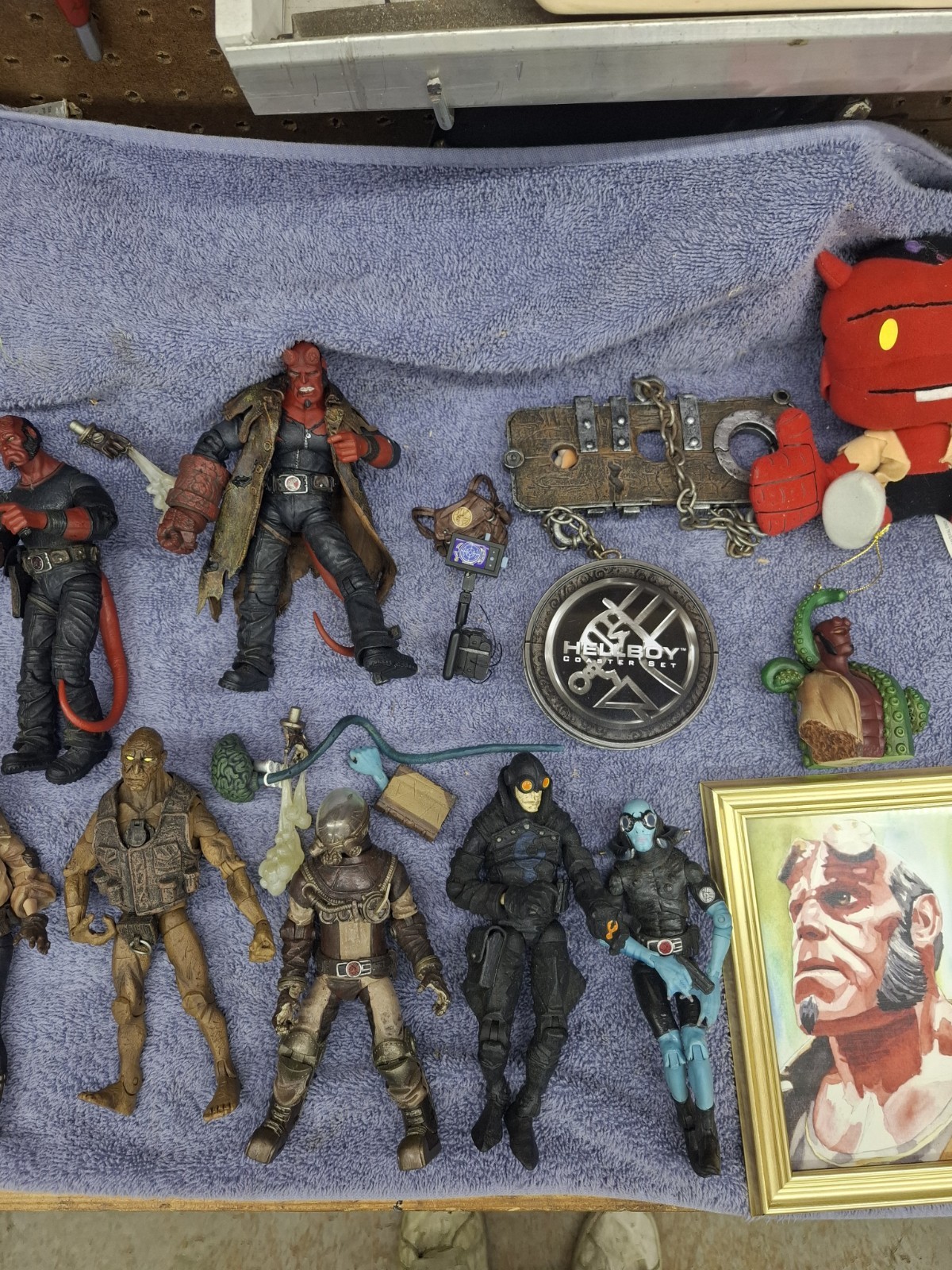 Hellboy set multifigures and memorabilia d c comics Hellboy set multifigures and memorabilia d c comics