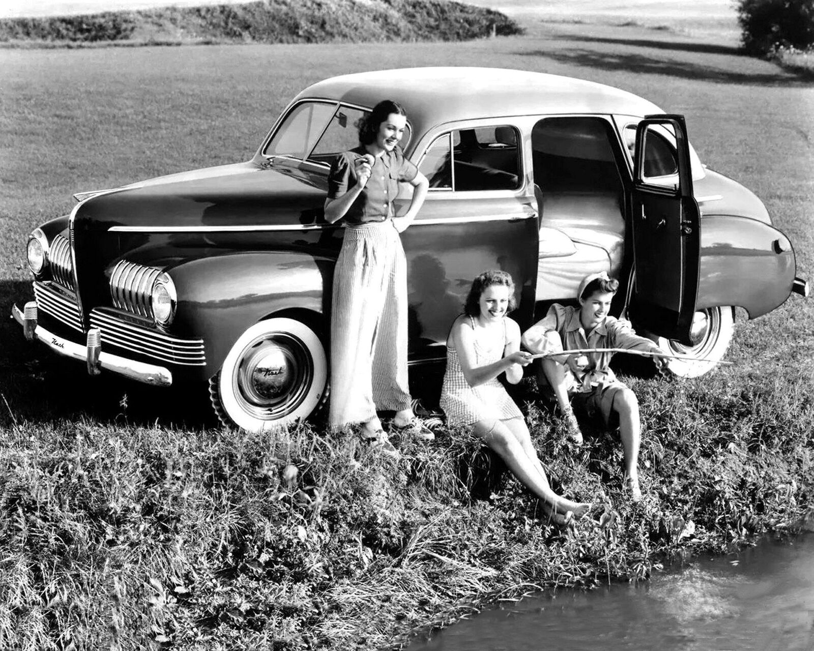 1941 GIRLS FISHING by Nash Ambassador 600 4-door Sedan  PHOTO  (190-p)