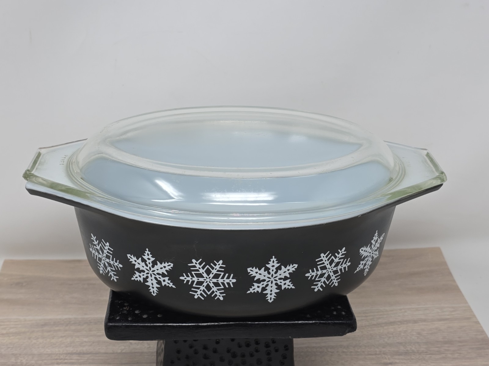 Vintage Pyrex Black Snowflake Casserole 043  1 1/2 QT Quart w/ Lid Charcoal MCM