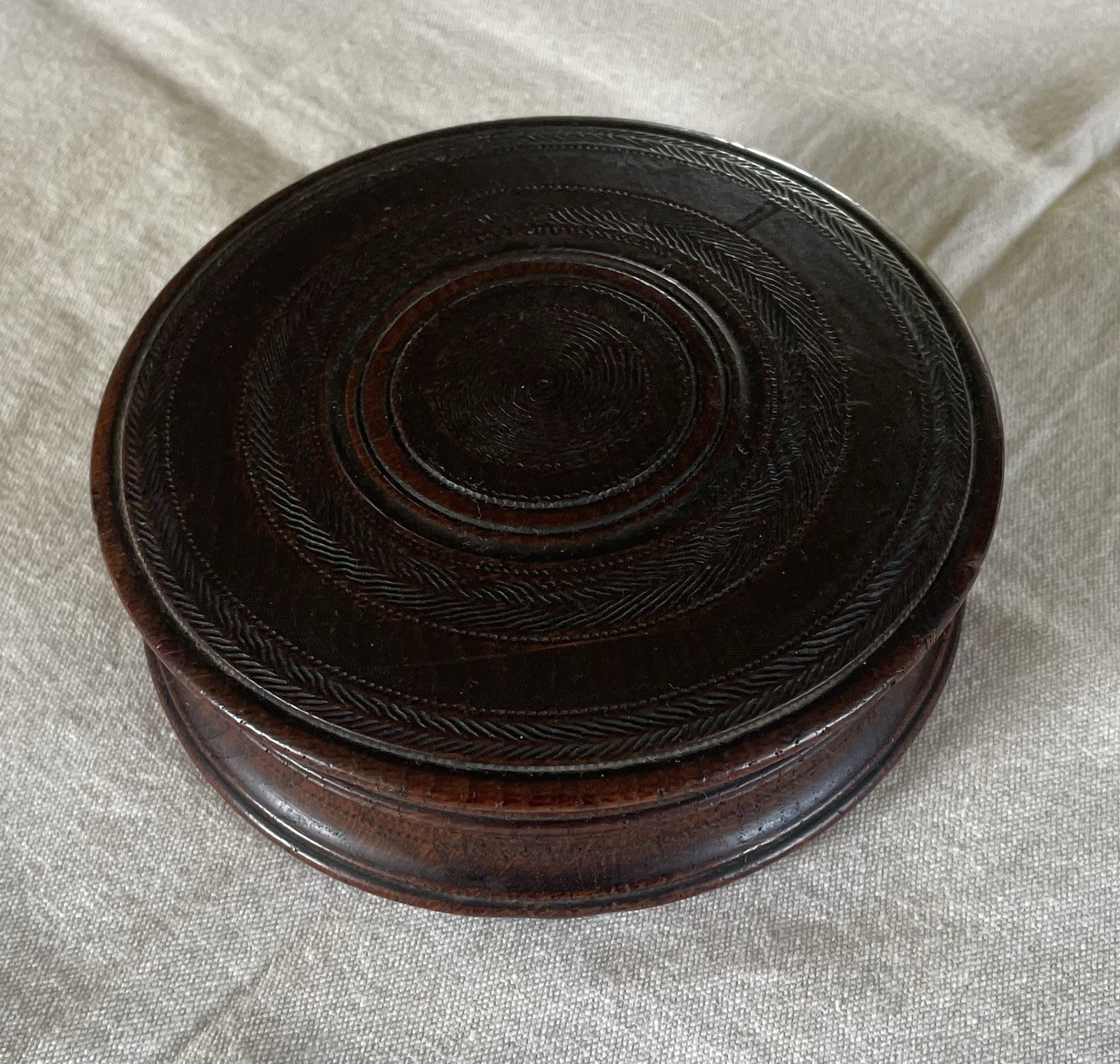 YORK MINSTER 1829 CIRCULAR OAK SNUFF BOX. YORK MINSTER 1829 CIRCULAR OAK SNUFF BOX.