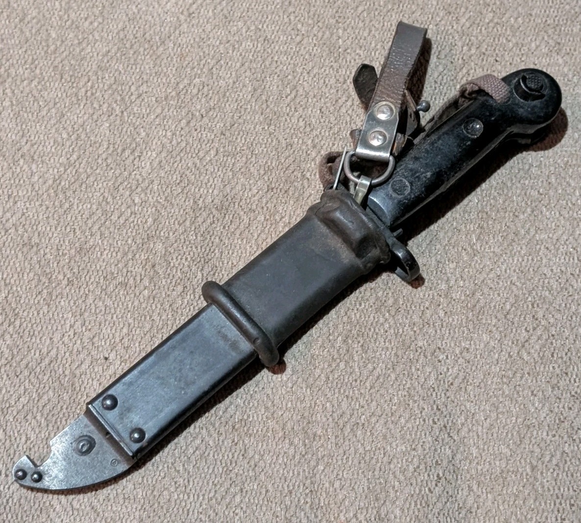 90\'s East German Army Bayonet Knife And Scabbard 90\'s East German Army Bayonet Knife And Scabbard