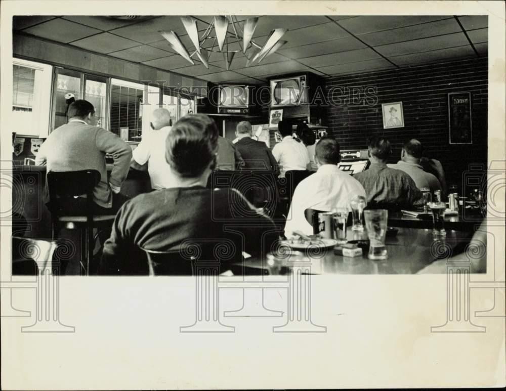 1963 Press Photo Crowd watching television in a restaurant - lra53774 1963 Press Photo Crowd watching television in a restaurant - lra53774