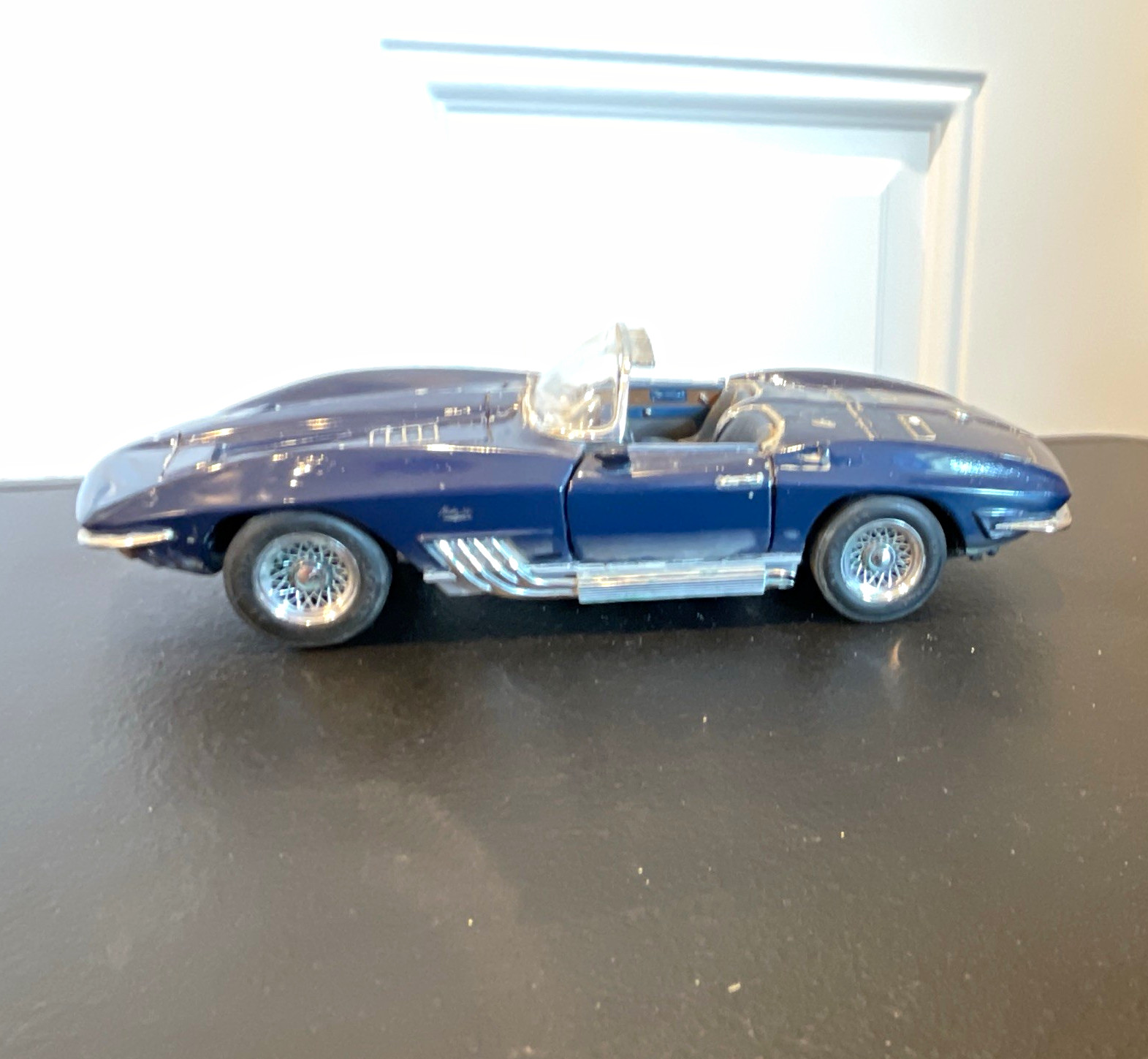 1965 Chevrolet Corvette Mako Shark Diecast 1:24 Scale Model Car Franklin Mint 1965 Chevrolet Corvette Mako Shark Diecast 1:24 Scale Model Car Franklin Mint