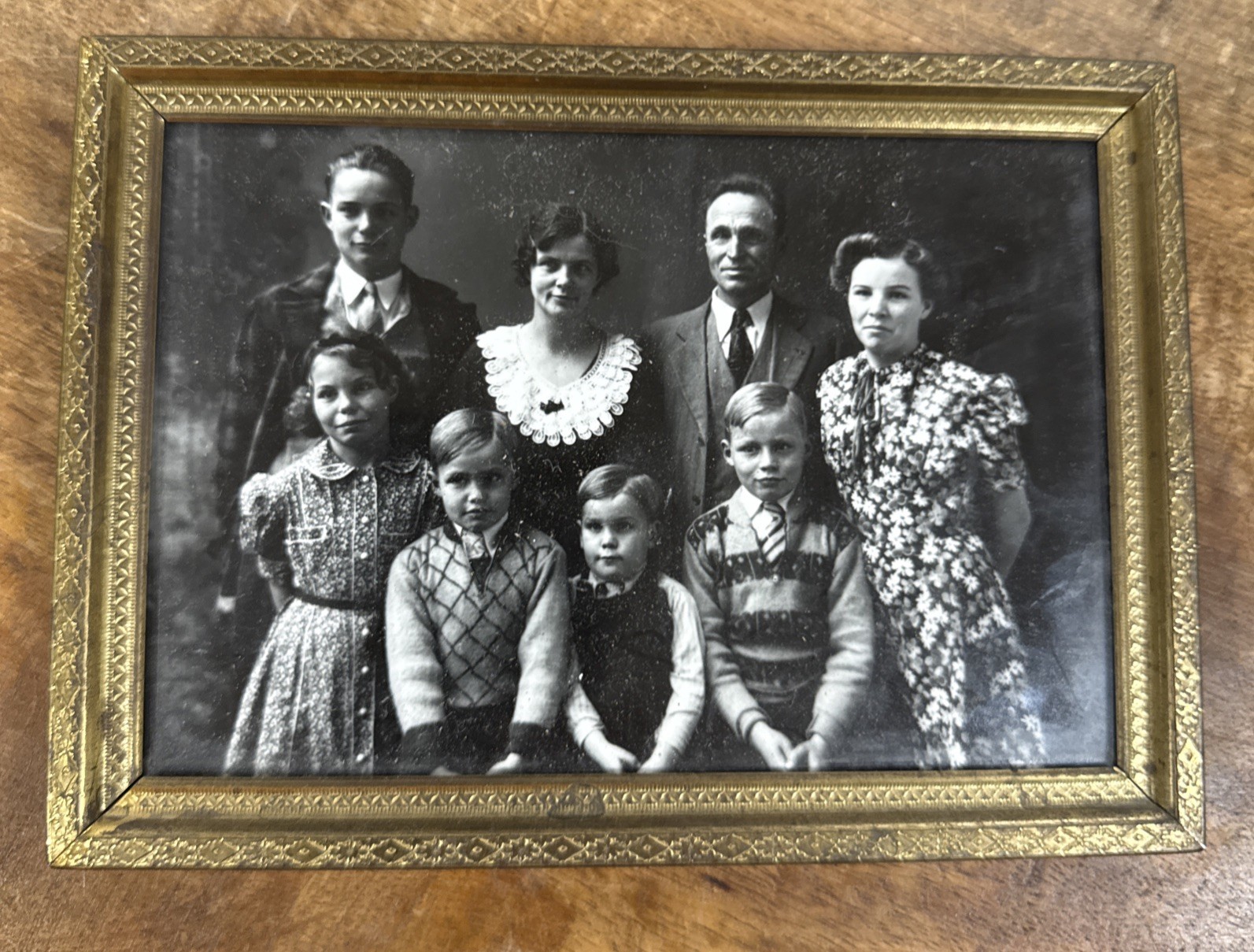 1939 Metal Gold Framed Black & White Family Picture Photo Home Decor 7”x5” 1939 Metal Gold Framed Black & White Family Picture Photo Home Decor 7”x5”