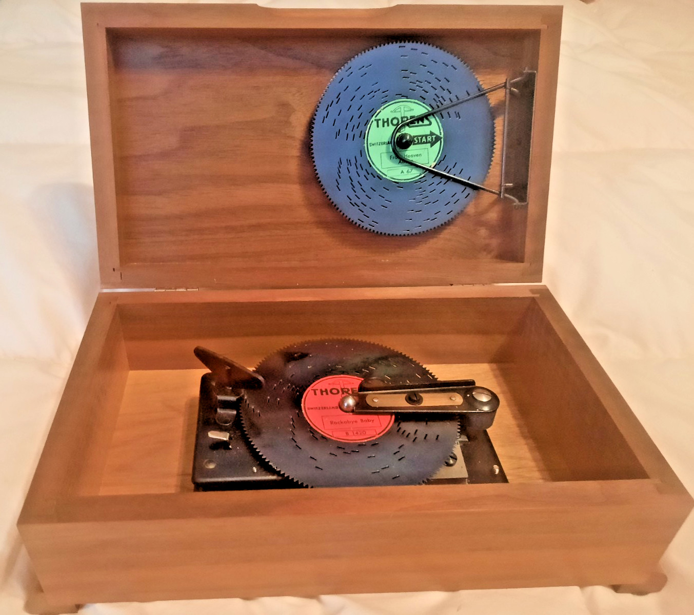 Vintage Thorens Auto Disc Music Box - Walnut Box - with 5 Disk - SWISS made Vintage Thorens Auto Disc Music Box - Walnut Box - with 5 Disk - SWISS made