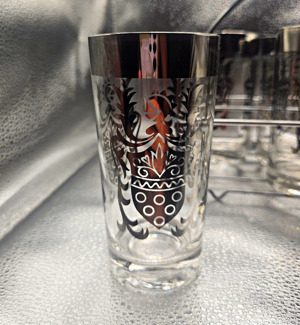 KIMIKO SILVER KNIGHT AND SHIELD HIGHBALL GLASS SET OF 8 w/ Carrier KIMIKO SILVER KNIGHT AND SHIELD HIGHBALL GLASS SET OF 8 w/ Carrier