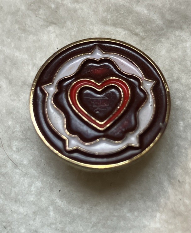 Tudor Rose With Heart Pin Badge (f)
