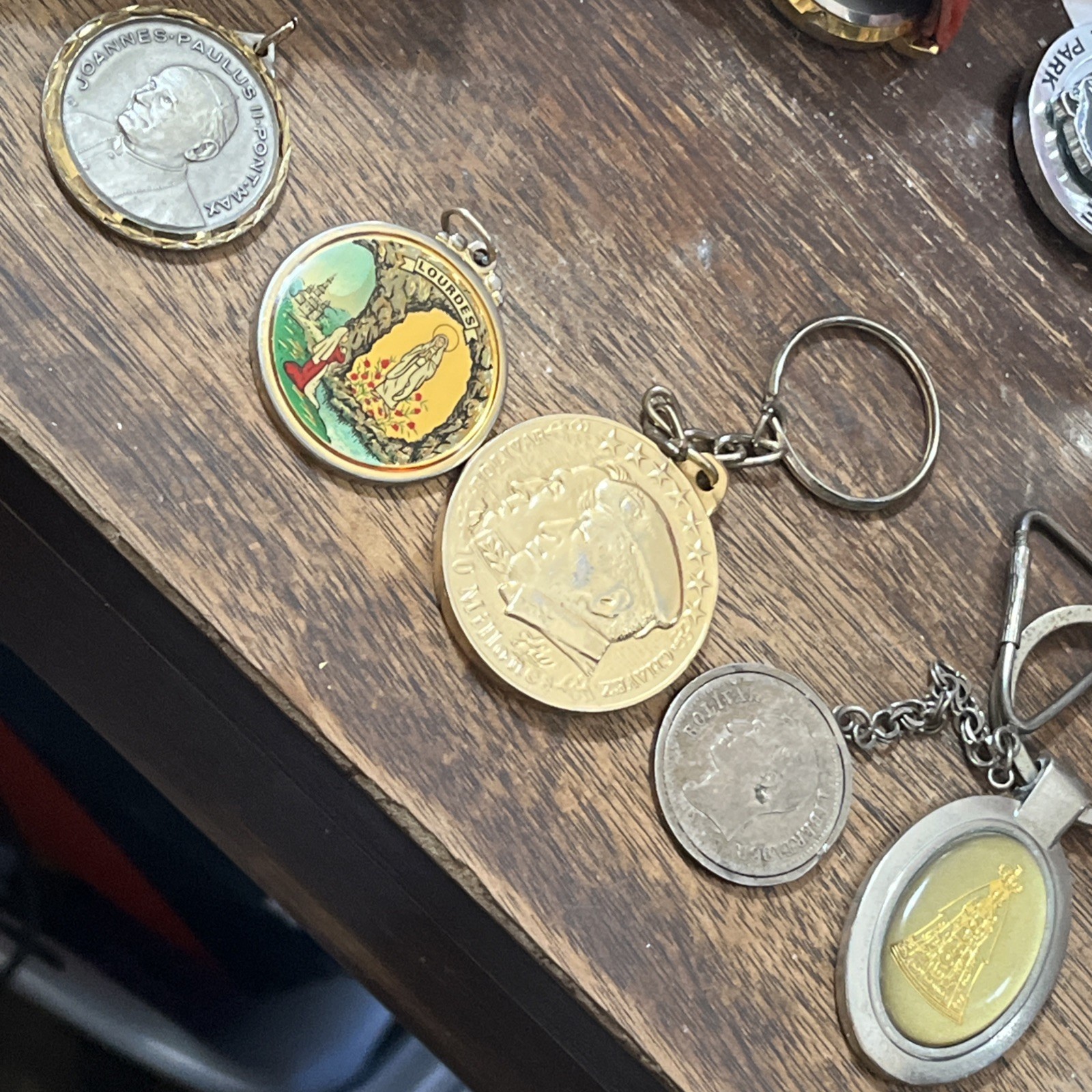 VTG 5 pc Lot 1935 SILVER VZA 1983 Vatican Pope Religious & Chávez Keychain ASIS VTG 5 pc Lot 1935 SILVER VZA 1983 Vatican Pope Religious & Chávez Keychain ASIS