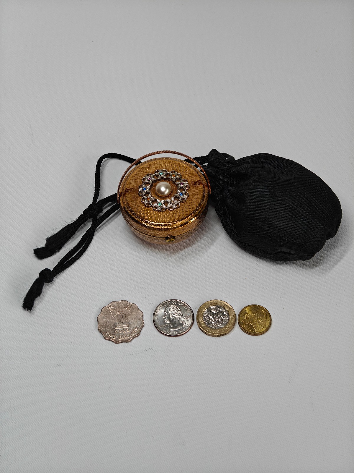 Vintage 1950s Kigu Bouquet Basket Powder Compact Rhinestone Faux Pearl Novelty Vintage 1950s Kigu Bouquet Basket Powder Compact Rhinestone Faux Pearl Novelty