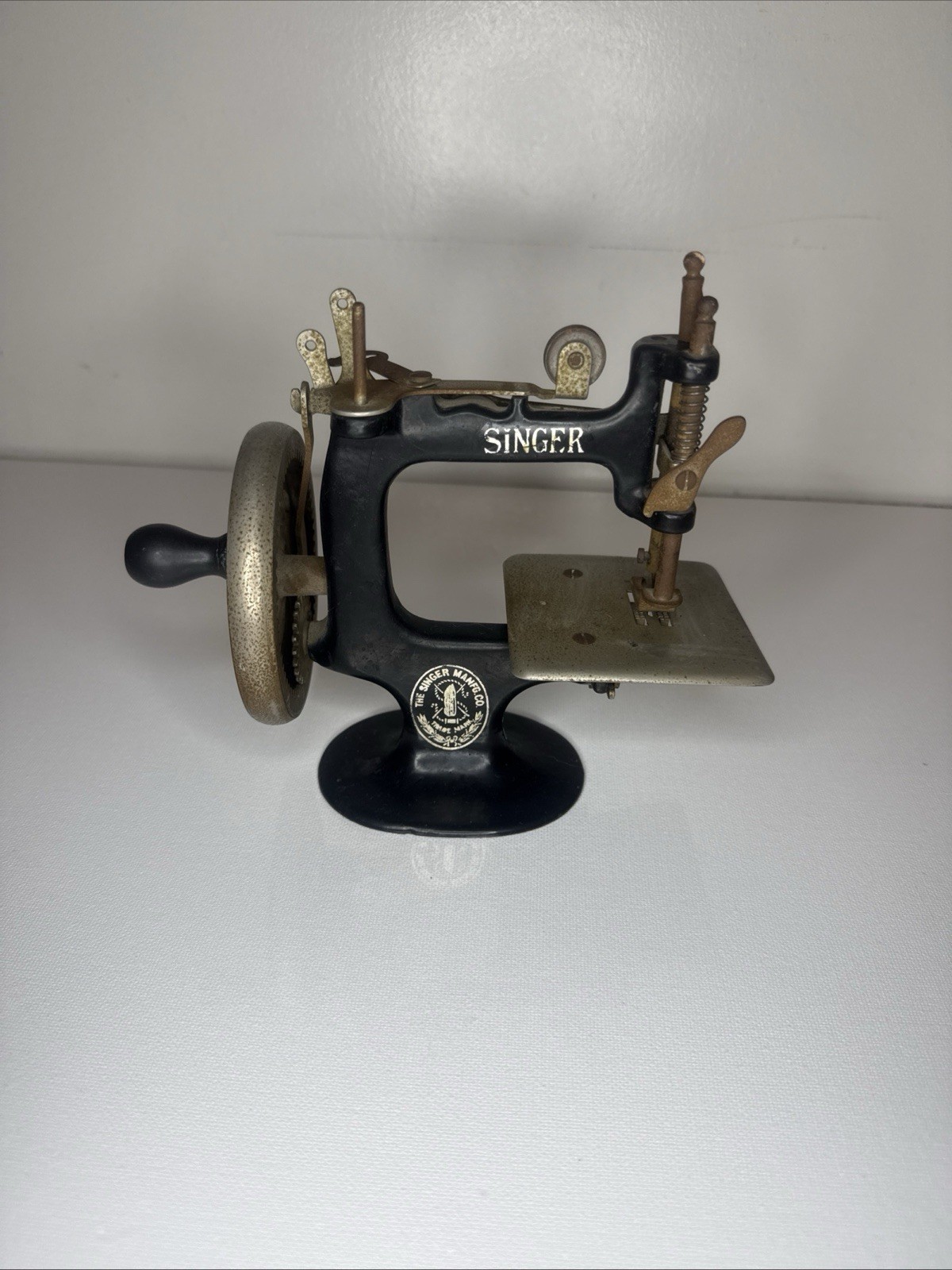 Rare Vintage Antique Singer Cast Iron Hand Crank Child Sewing Machine Model 20