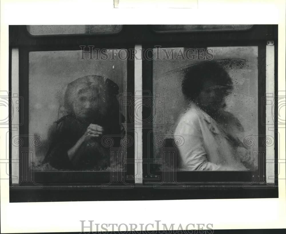 1990 Press Photo St. Charles Avenue streetcar passenger wipes fog from window 1990 Press Photo St. Charles Avenue streetcar passenger wipes fog from window