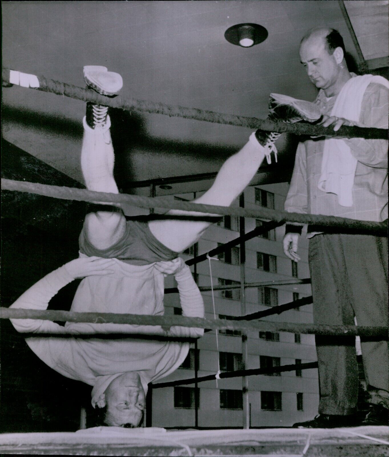 LG830 1966 Wire Photo TOUGHENING UP Wayne Thornton Lt Heavy Boxing Training