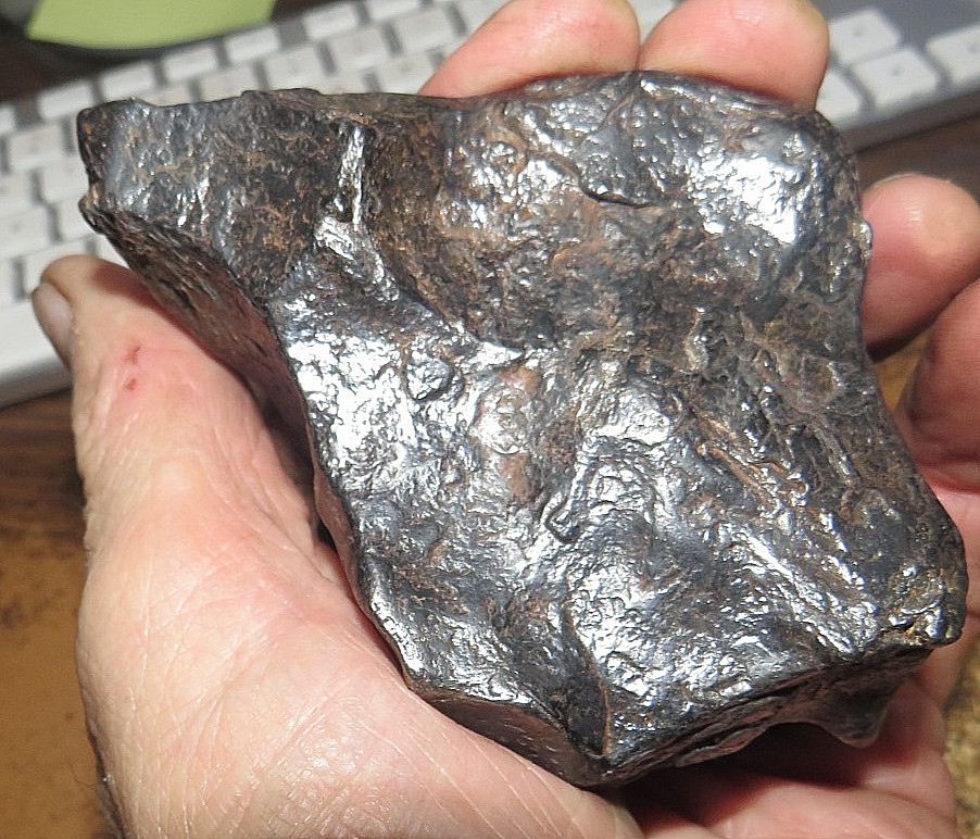 1010 gm . CANYON DIABLO IRON METEORITE  AAA GRADE  ARIZONA  USA STAND  2.2 # JAL