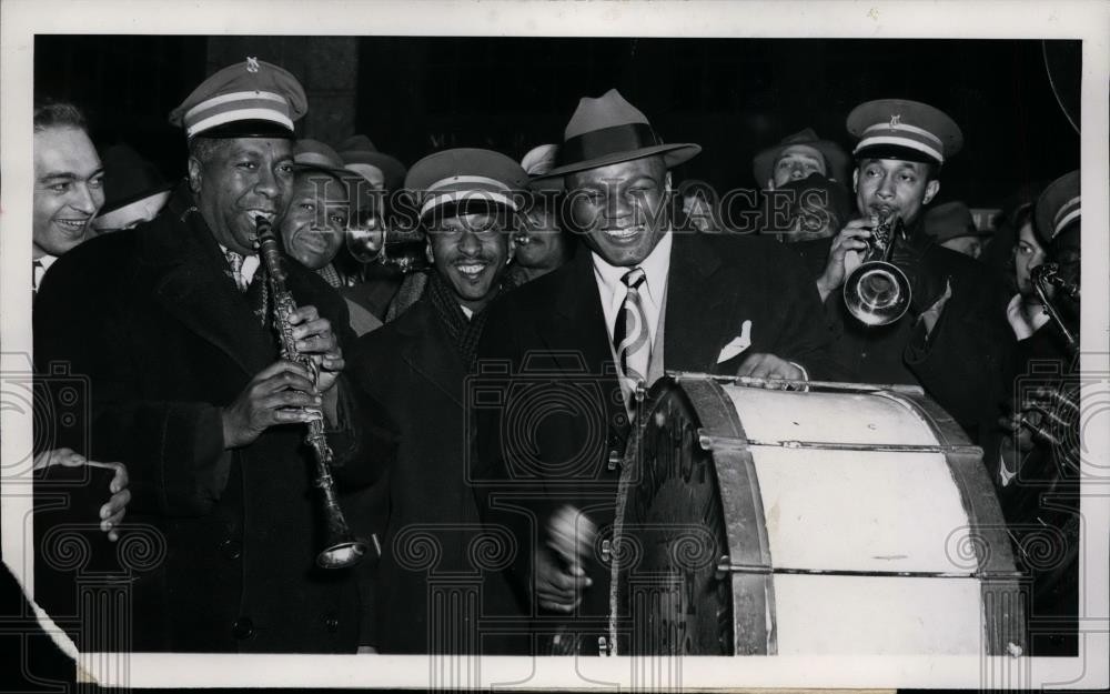 1948 Press Photo Boxer Jersey Joe Walcott beats drum during parade in Chicago 1948 Press Photo Boxer Jersey Joe Walcott beats drum during parade in Chicago