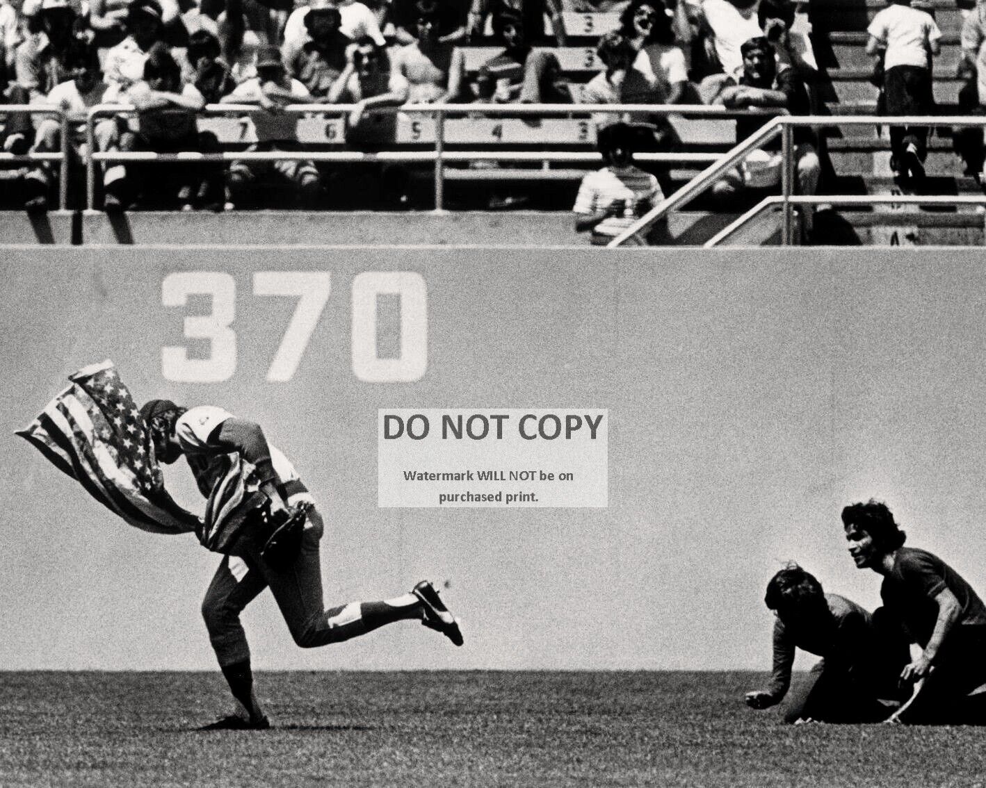 11X14 PHOTO RICK MONDAY CUBS OUTFIELDER SAVES THE FLAG @ DODGER STADIUM (EP-900)
