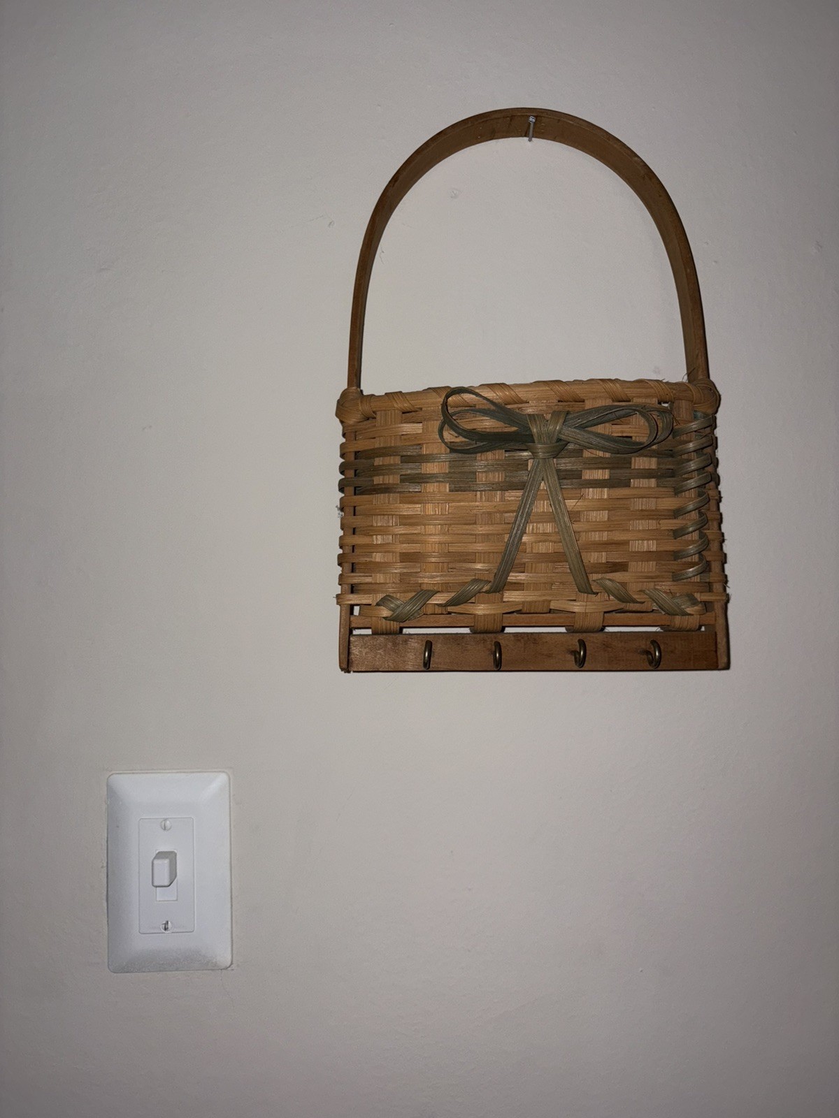 Cottagecore Vintage Basketville Mail Basket with 4x Brass Key Hooks Cottagecore Vintage Basketville Mail Basket with 4x Brass Key Hooks