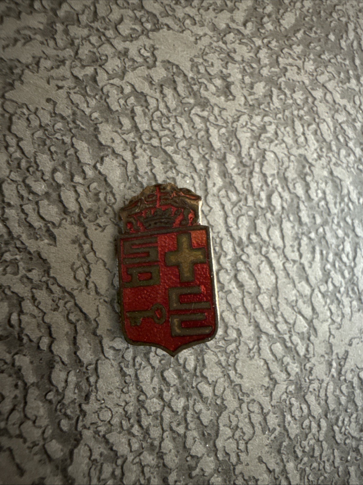 Vintage Great Britain Red Crest Pin Red & Gold Tone