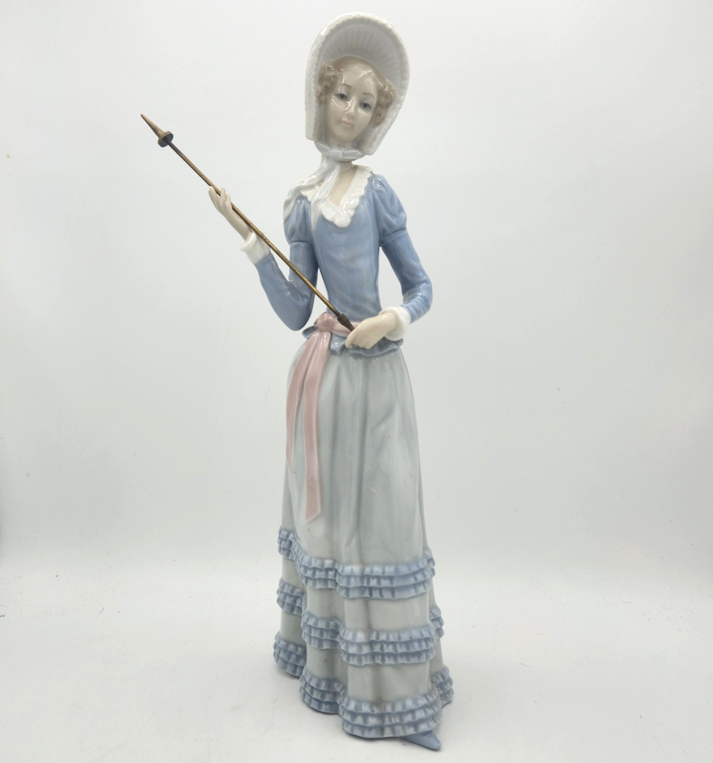 Lladro Daisa Aranjuez Lady With Parasol Porcelain Figurine Made In Spain - 12.5\ Lladro Daisa Aranjuez Lady With Parasol Porcelain Figurine Made In Spain - 12.5\