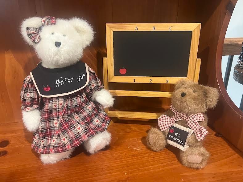 Boyds Bears Set of 3: Miss Understood 903066 Miss Bea Wise 903045 w/ Chalkboard Boyds Bears Set of 3: Miss Understood 903066 Miss Bea Wise 903045 w/ Chalkboard