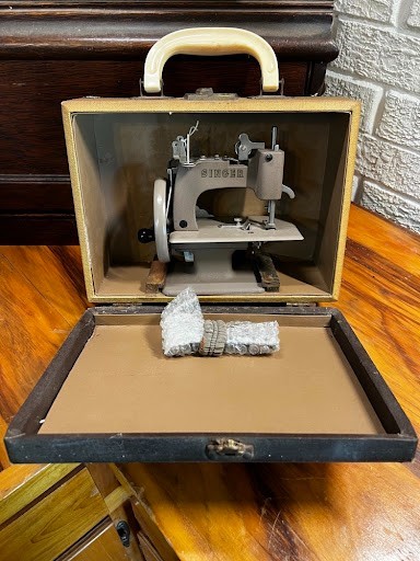 Vintage Singer Sewhandy Model 20 Toy Sewing Machine, Original Carry Case