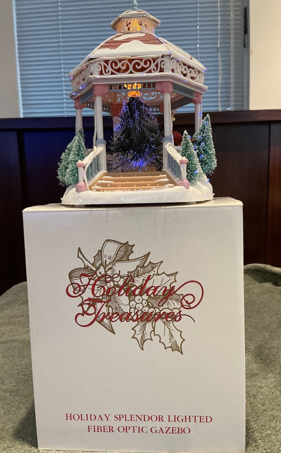 Avon 2002 Holiday Treasures Holiday Splendor Lighted Fiber Optic Gazebo
