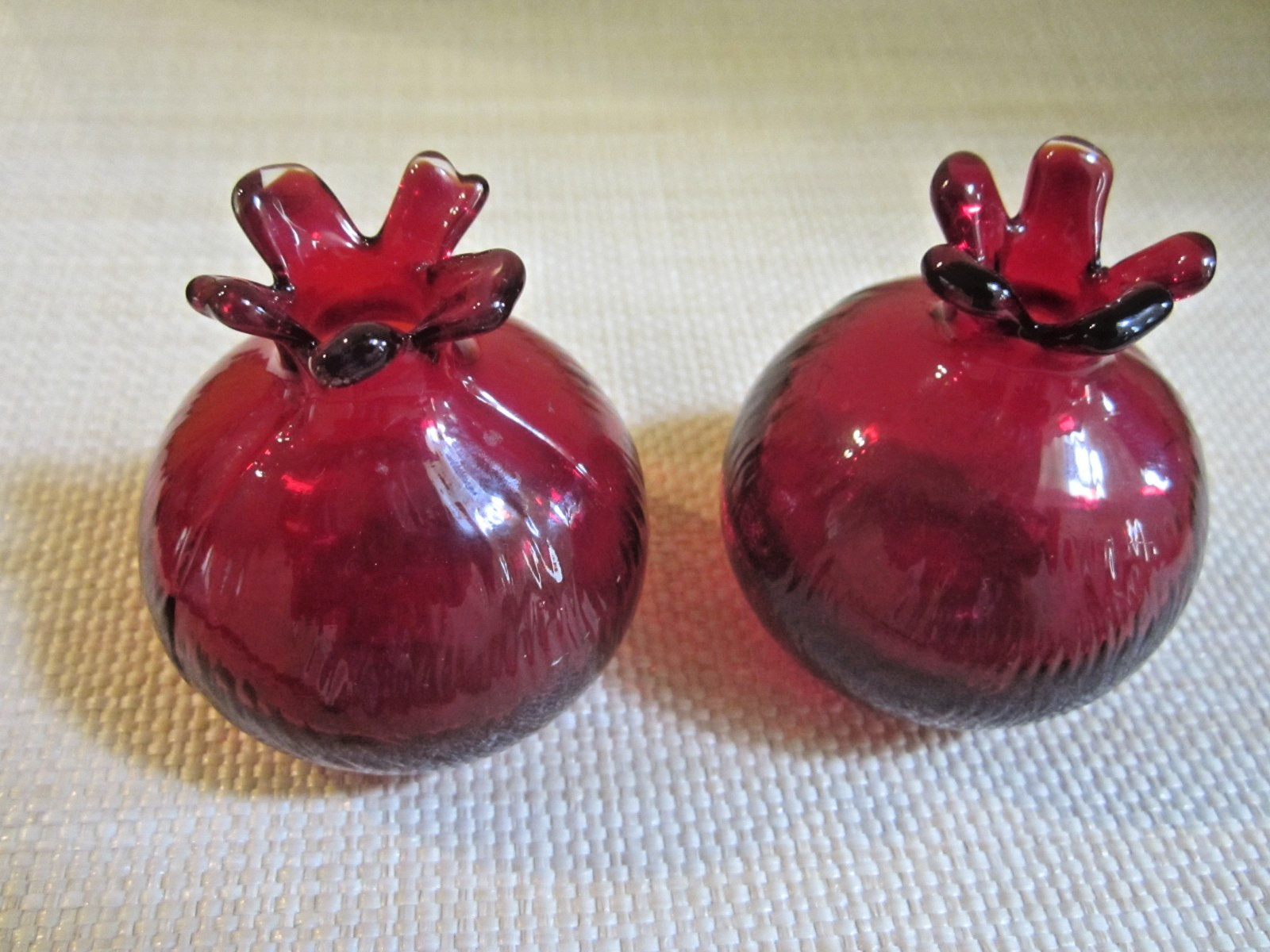 Pair of 2 Mini Nar Kirmizi Bright Red Glass Pomegrante Vases NWT Turkish Pair of 2 Mini Nar Kirmizi Bright Red Glass Pomegrante Vases NWT Turkish