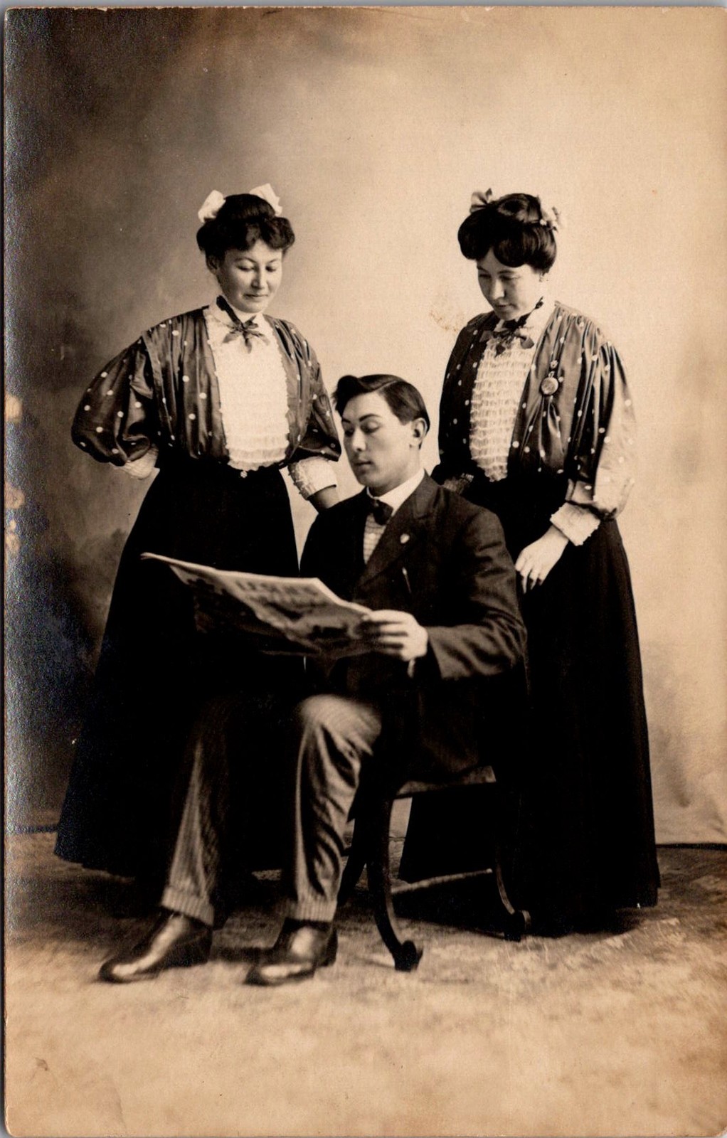RPPC Man Reading Newspaper Two Women Studio Portrait Vintage Postcard 4P24-30