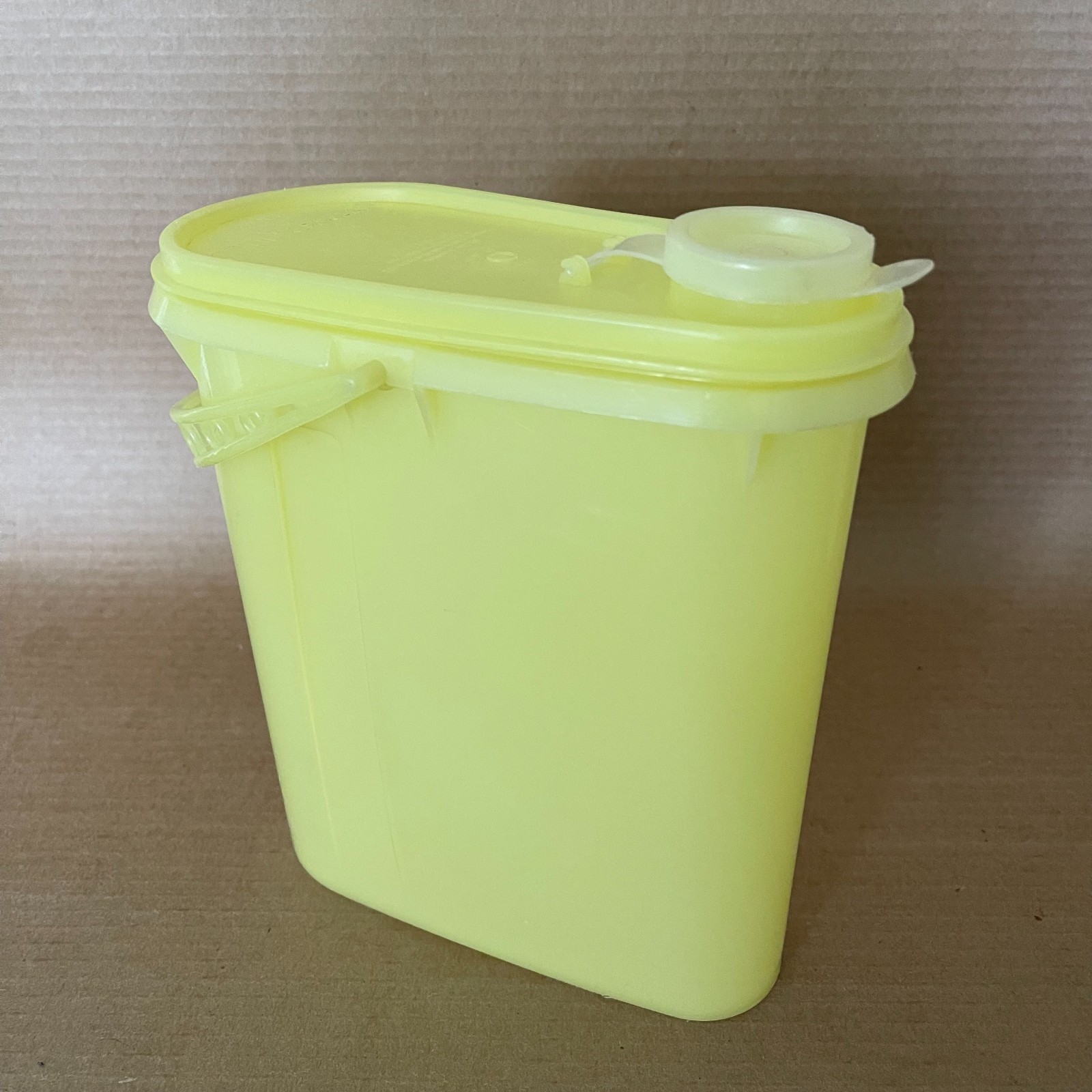 Vintage Tupperware 2 Qt Beverage Buddy Pitcher #587 Lid & Handle - Yellow Vintage Tupperware 2 Qt Beverage Buddy Pitcher #587 Lid & Handle - Yellow