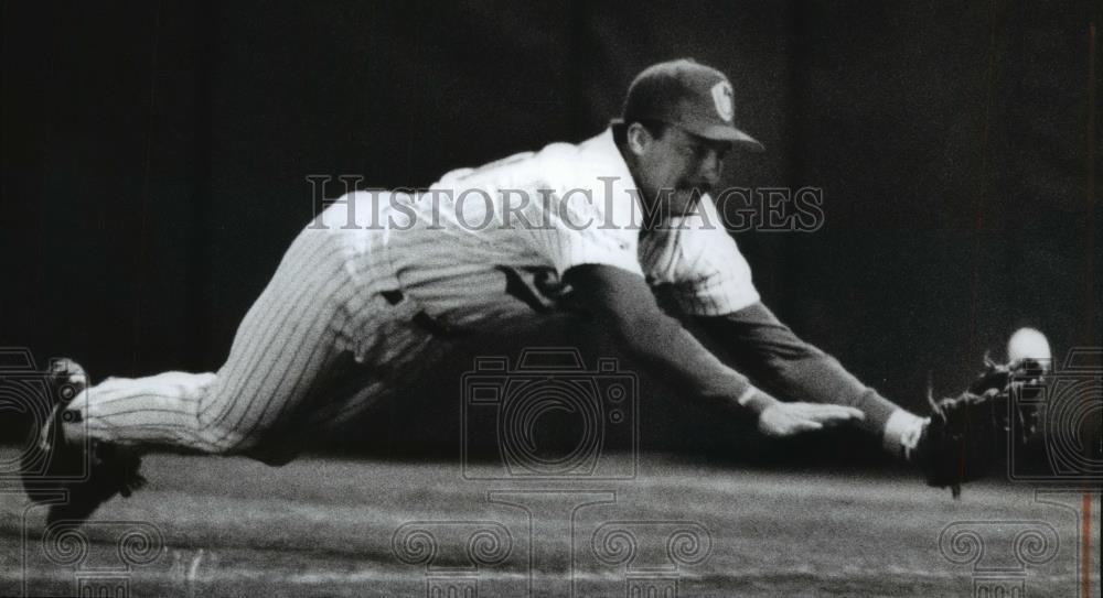 1993 Press Photo Matt Mieske, right fielder, tries to retrieve ball after hit