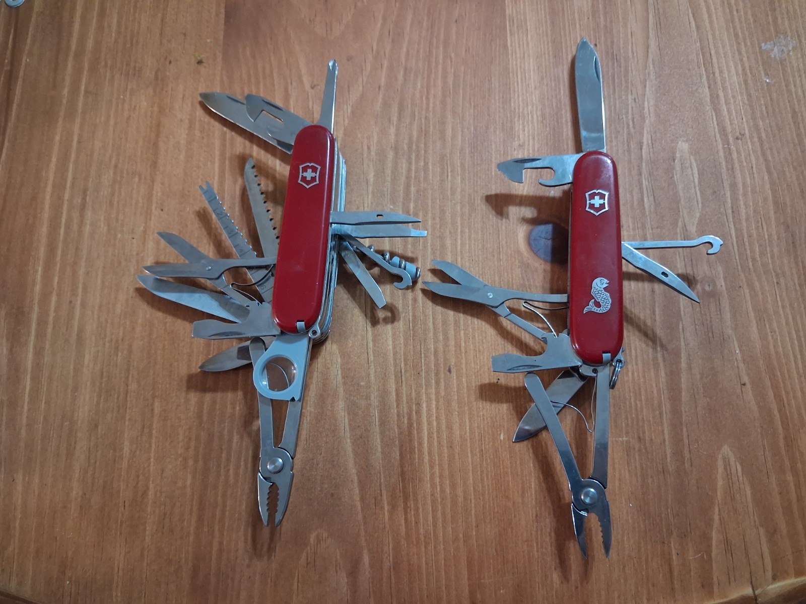 Lot Of 2 Victorinox Knives ANGLER DELUXE Swiss Army Knives - Red - Vintage Lot Of 2 Victorinox Knives ANGLER DELUXE Swiss Army Knives - Red - Vintage