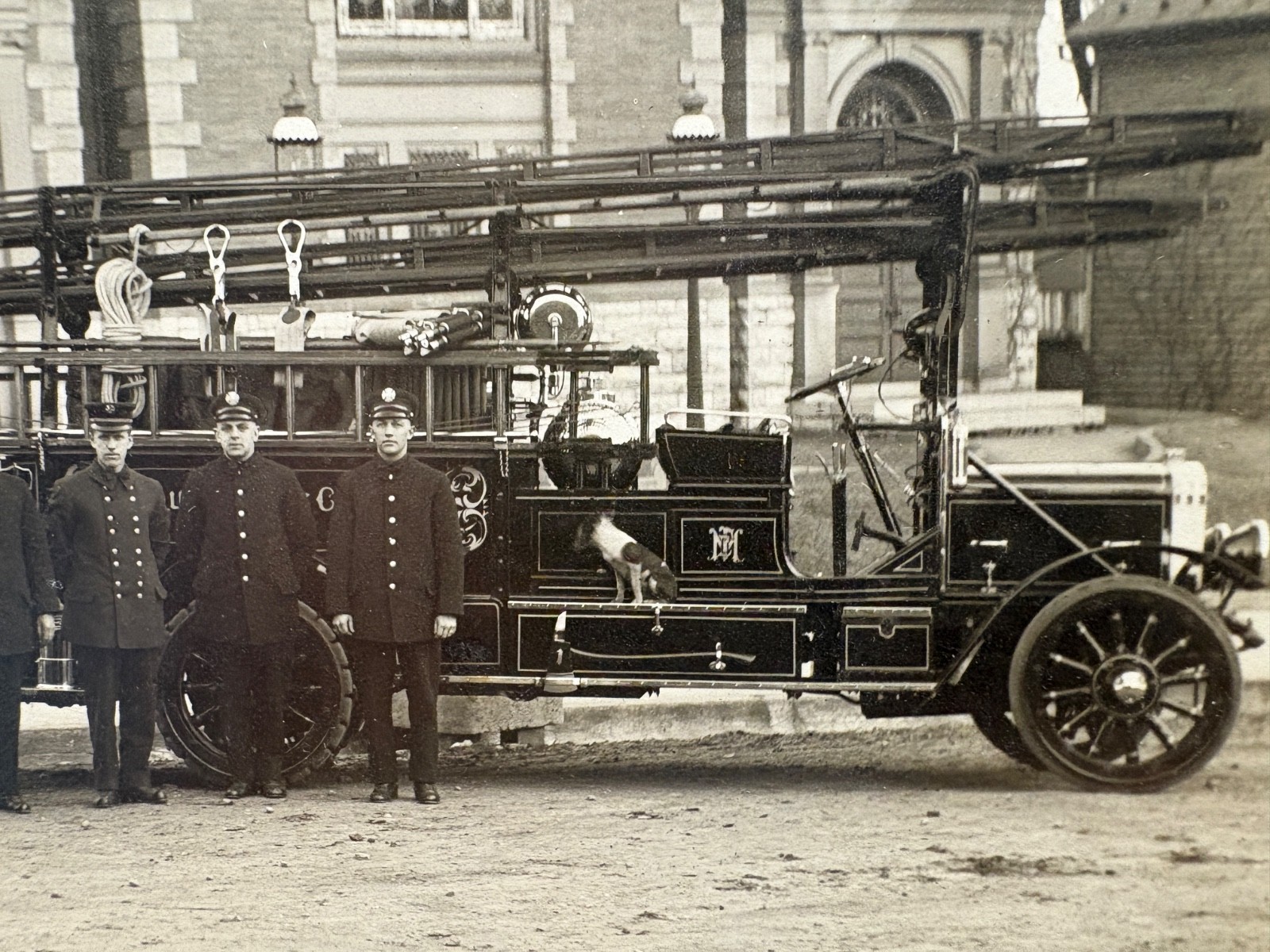 ANTIQUE 1917 PICTURE OF A FIRE DEPARTMENT PERSONNEL AND EQUIPMENT - RARE PHOTO ANTIQUE 1917 PICTURE OF A FIRE DEPARTMENT PERSONNEL AND EQUIPMENT - RARE PHOTO