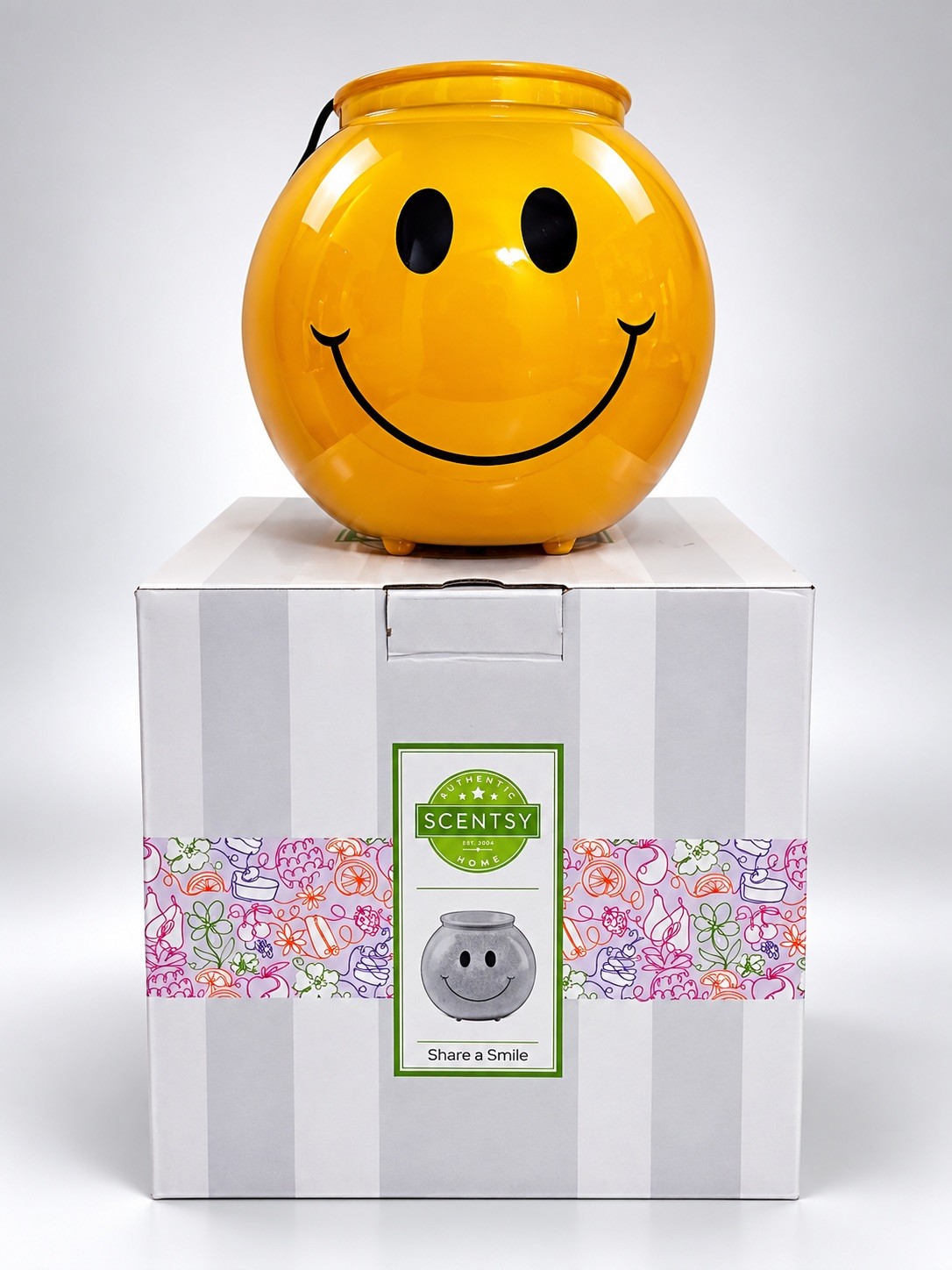 RETIRED Scentsy Share A Smile Wax Warmer New In Box RARE RETIRED Scentsy Share A Smile Wax Warmer New In Box RARE