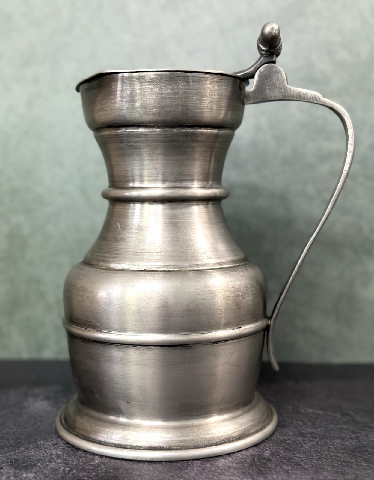 Vintage 94% Pewter Lidded Pitcher Flagon 8.5in Hinged Lid 2.27 lb Vintage 94% Pewter Lidded Pitcher Flagon 8.5in Hinged Lid 2.27 lb