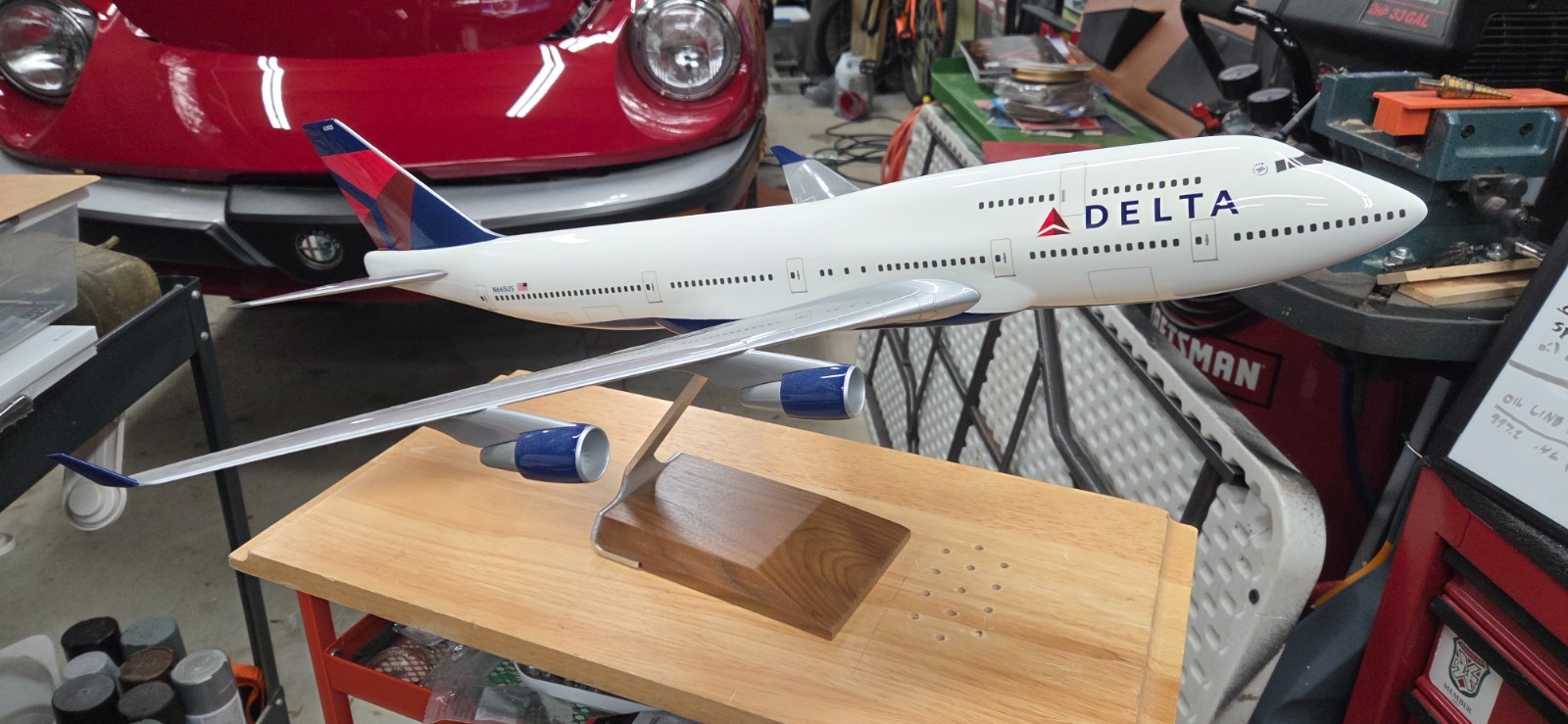 Delta Air Lines Pacmin 1/100 Boeing 747 model