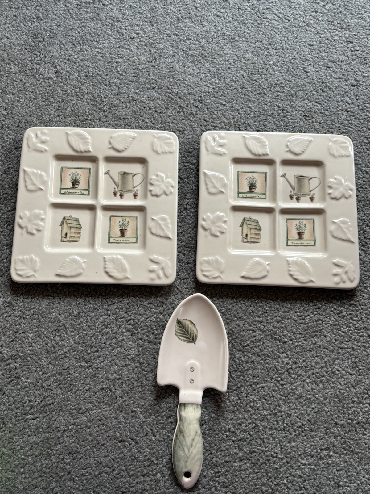 2 VINTAGE PFALTZGRAFF NATUREWOOD STONEWARE SQUARE TRIVETS & MATCHING SPOON REST 2 VINTAGE PFALTZGRAFF NATUREWOOD STONEWARE SQUARE TRIVETS & MATCHING SPOON REST