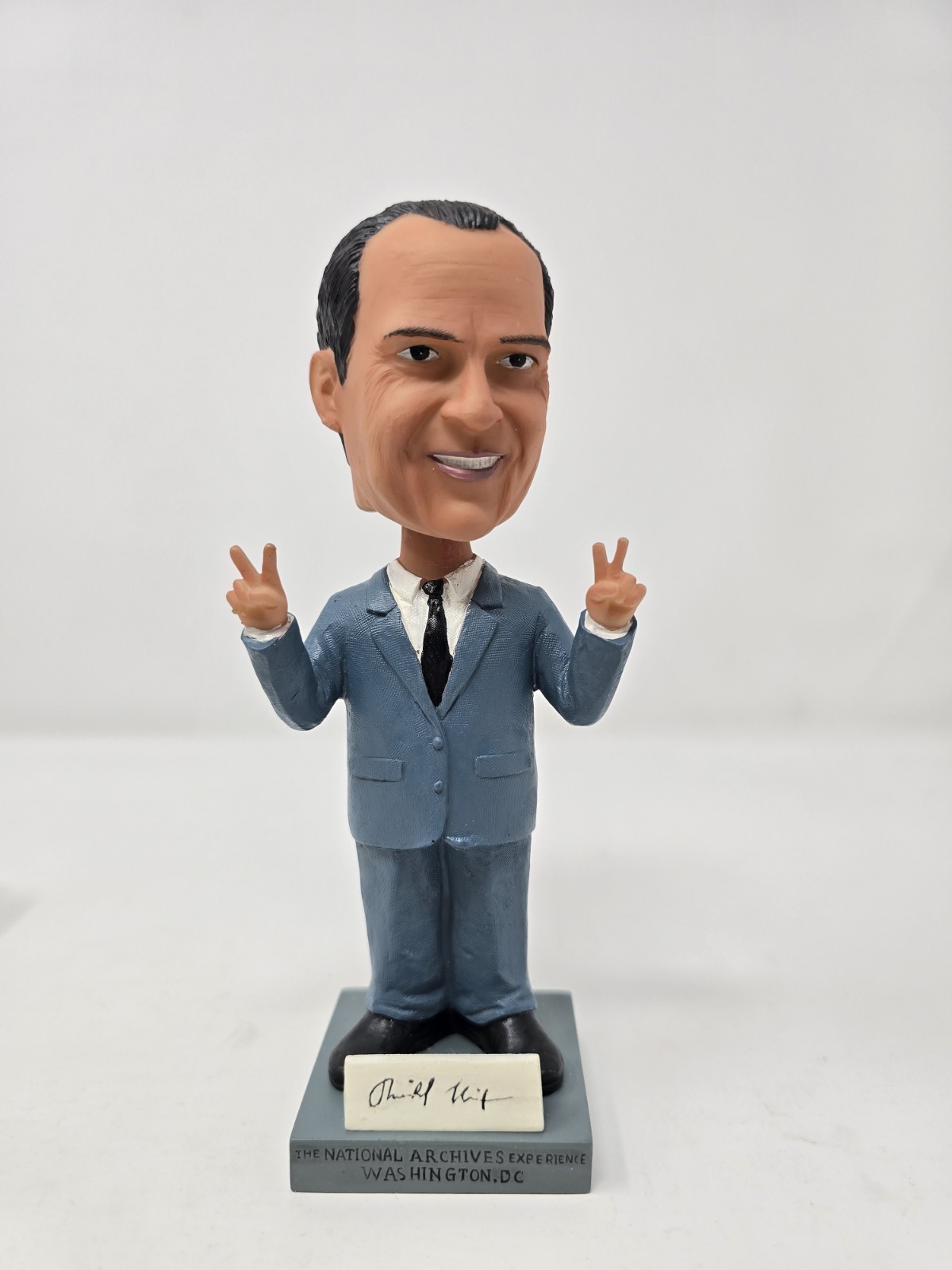 Richard Nixon Peace Sign Bobblehead National Archives 37th President RARE Richard Nixon Peace Sign Bobblehead National Archives 37th President RARE