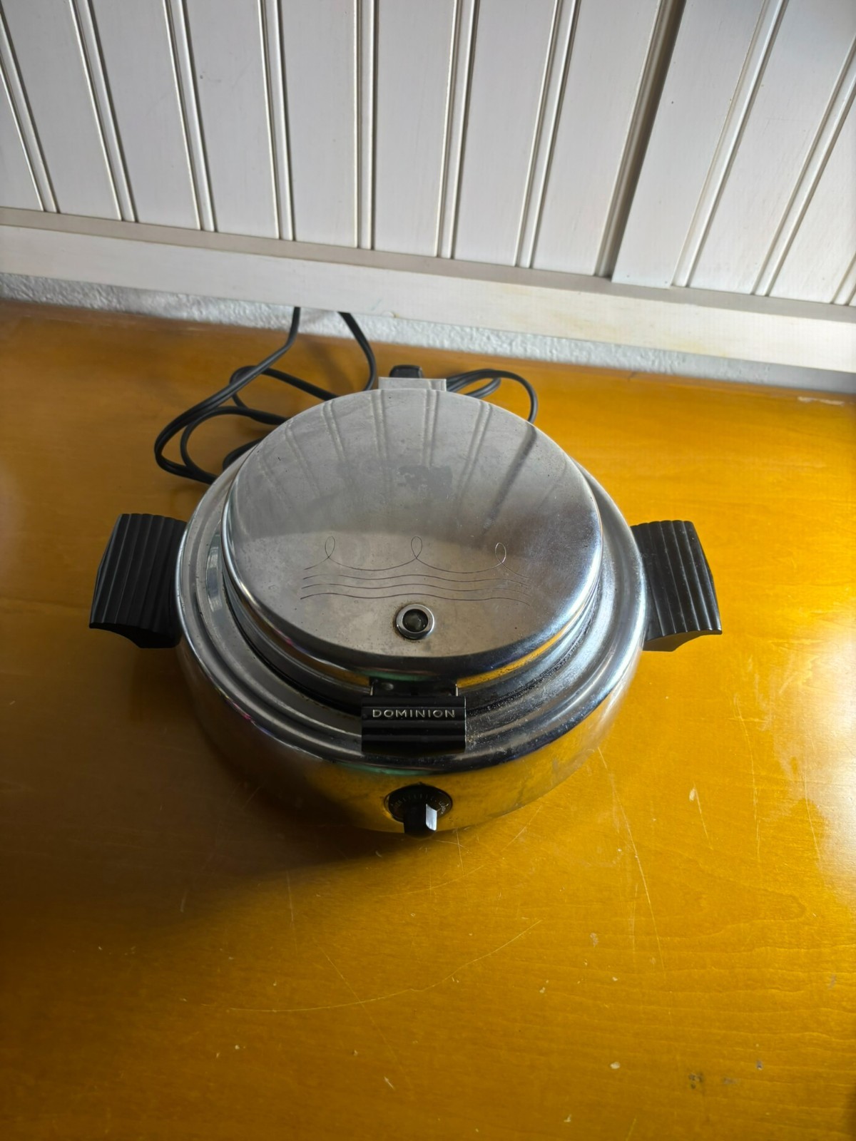 Vintage Dominion 1316 Chrome Waffle Maker, Round, Silver/Black, Power Cord WORKS Vintage Dominion 1316 Chrome Waffle Maker, Round, Silver/Black, Power Cord WORKS