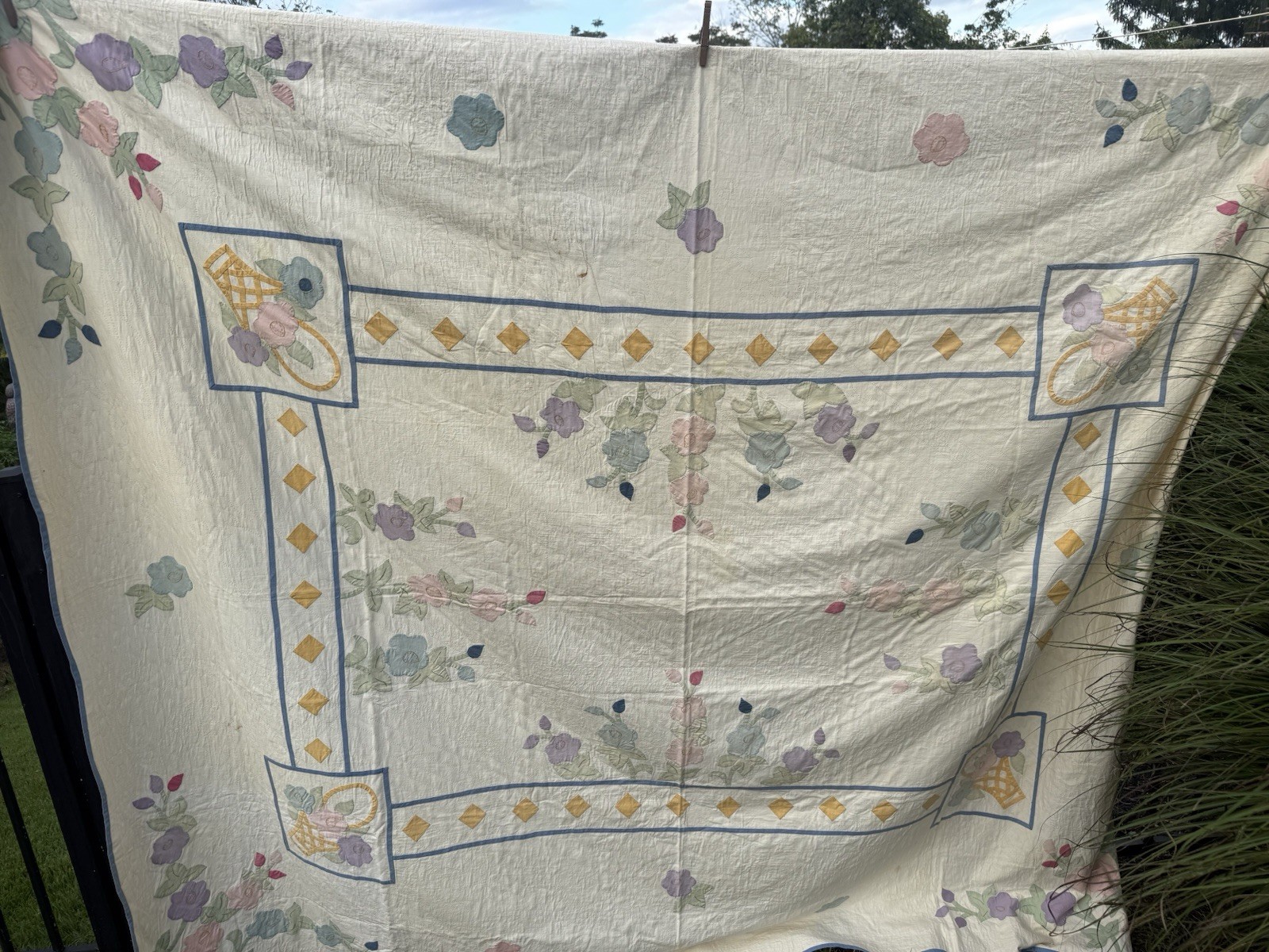Beautiful Vintage Appliqué Quilt 80 X 94 Beautiful Vintage Appliqué Quilt 80 X 94