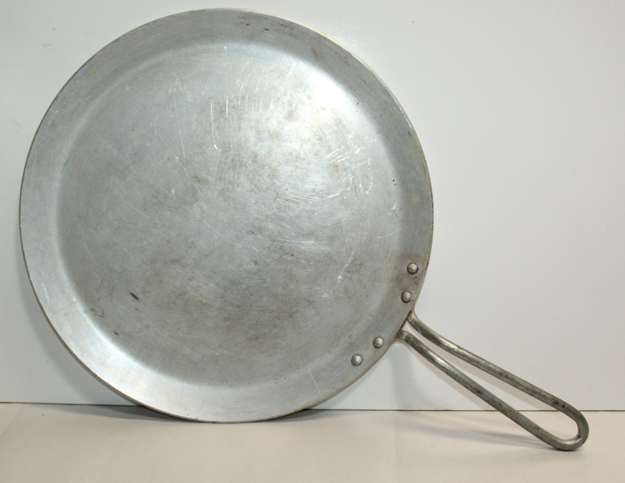 VINTAGE WEAR-EVER ROUND STOVE TOP ALUMINUM FLAT GRIDDLE PAN 12.5 VINTAGE WEAR-EVER ROUND STOVE TOP ALUMINUM FLAT GRIDDLE PAN 12.5