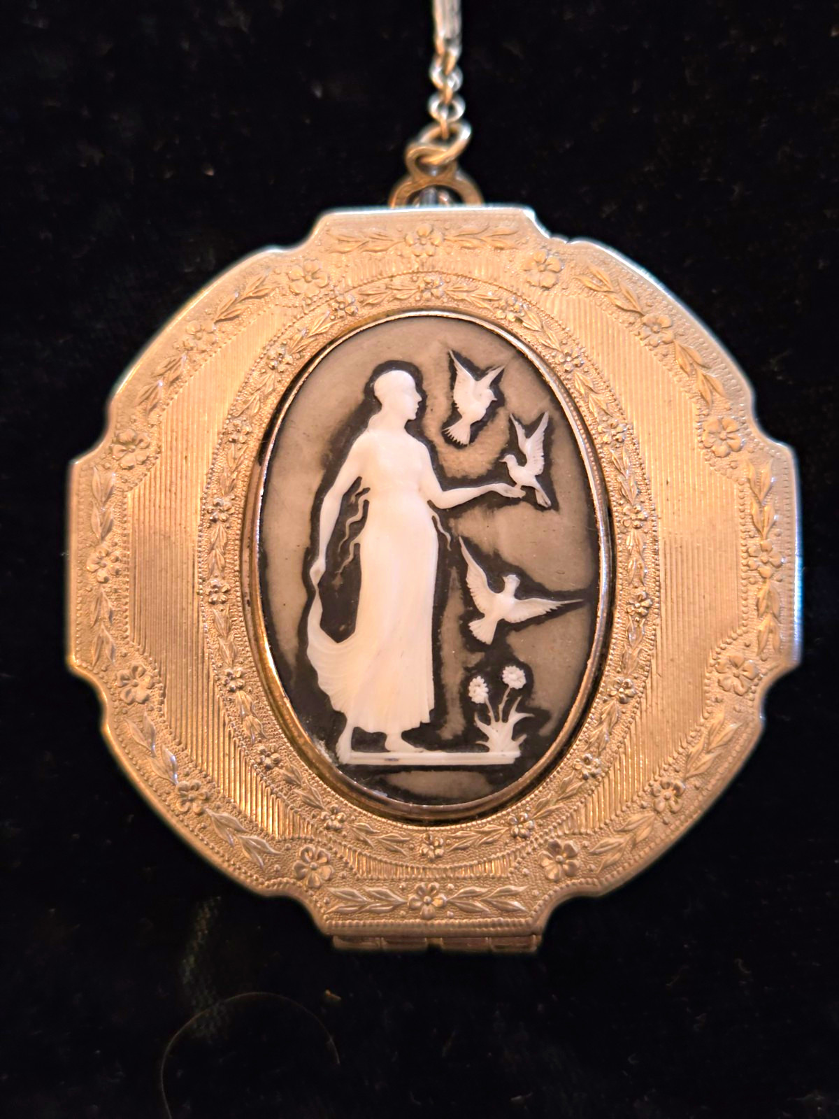 Beautiful Antique Etched Cameo Vtg Silver Finger Ring Compact (tango) Beautiful Antique Etched Cameo Vtg Silver Finger Ring Compact (tango)