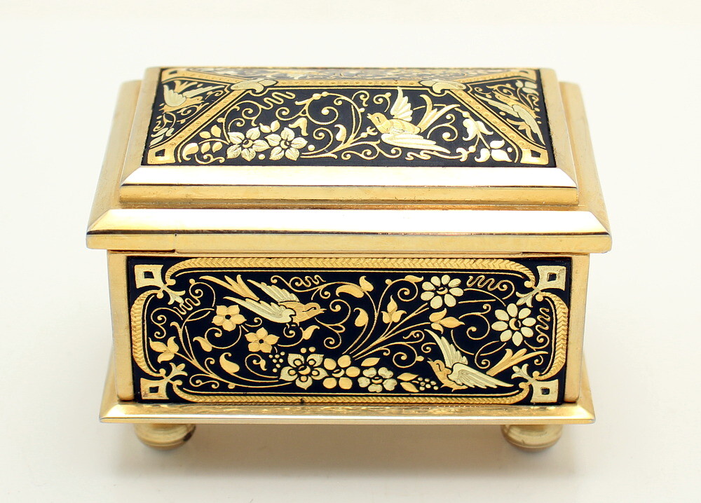 VINTAGE DAMASCENE GOLD DOVE & FLOWERS FOOTED TRINKET / JEWELRY BOX TOLEDO SPAIN