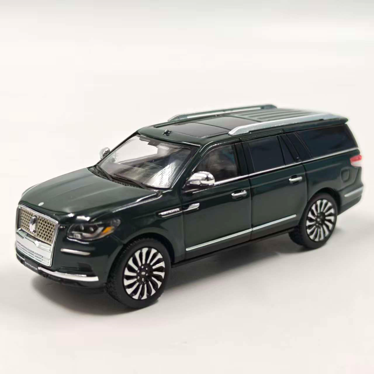 1:64 Green Navigator SUV - Alloy Diecast Model Car - Collectible Replica
