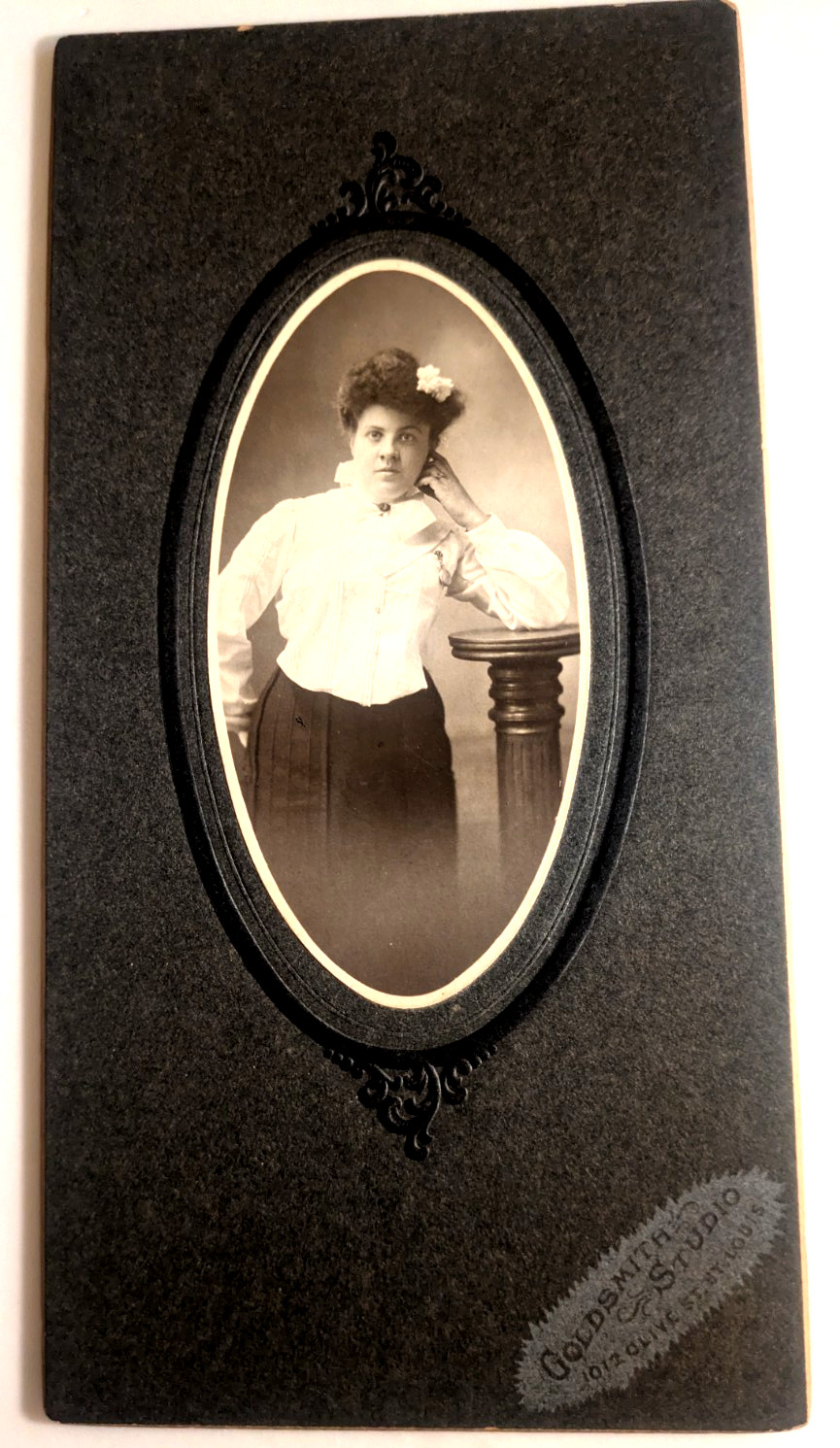 ST. LOUIS MO., GOLDSMITH STUDIO 1012 OLIVE, VINTAGE CABINET CARD, YOUNG WOMAN ST. LOUIS MO., GOLDSMITH STUDIO 1012 OLIVE, VINTAGE CABINET CARD, YOUNG WOMAN
