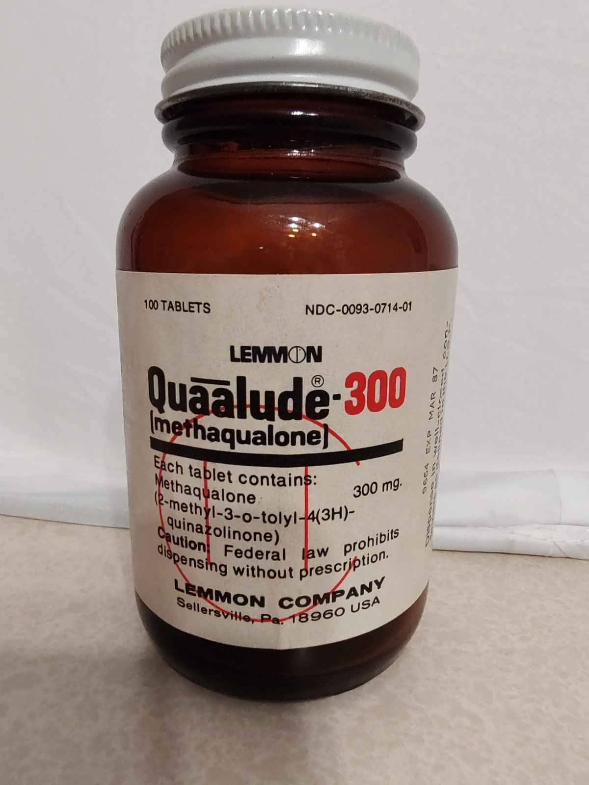 AUTHENTIC VINTAGE QUAALUDE 300 EMPTY BOTTLE 100 TAB VERY GOOD CONDITION AUTHENTIC VINTAGE QUAALUDE 300 EMPTY BOTTLE 100 TAB VERY GOOD CONDITION