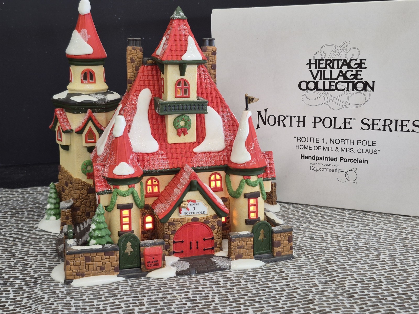Dept 56 North Pole Route 1 Home of Mr & Mrs Claus 1996 Lighted w/Box