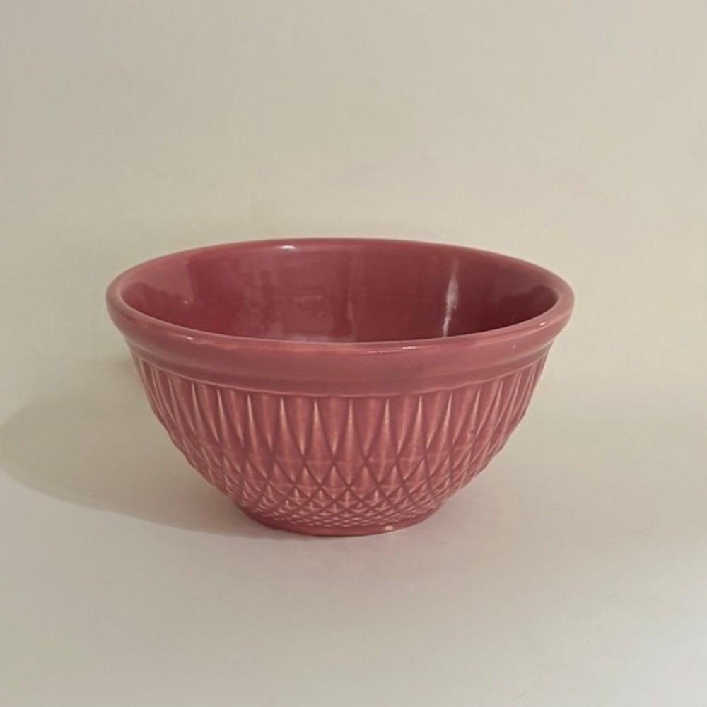 Vintage A.E. HULL Pottery Company Pink Kitchen Bowl Nesting Glossy Diamond Vintage A.E. HULL Pottery Company Pink Kitchen Bowl Nesting Glossy Diamond
