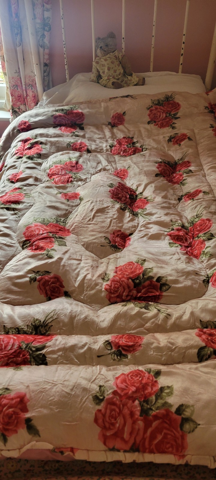 Gorgeous Vintage Eiderdown Feather Quilt Red Roses on Satin 60 x 50 inch Gorgeous Vintage Eiderdown Feather Quilt Red Roses on Satin 60 x 50 inch