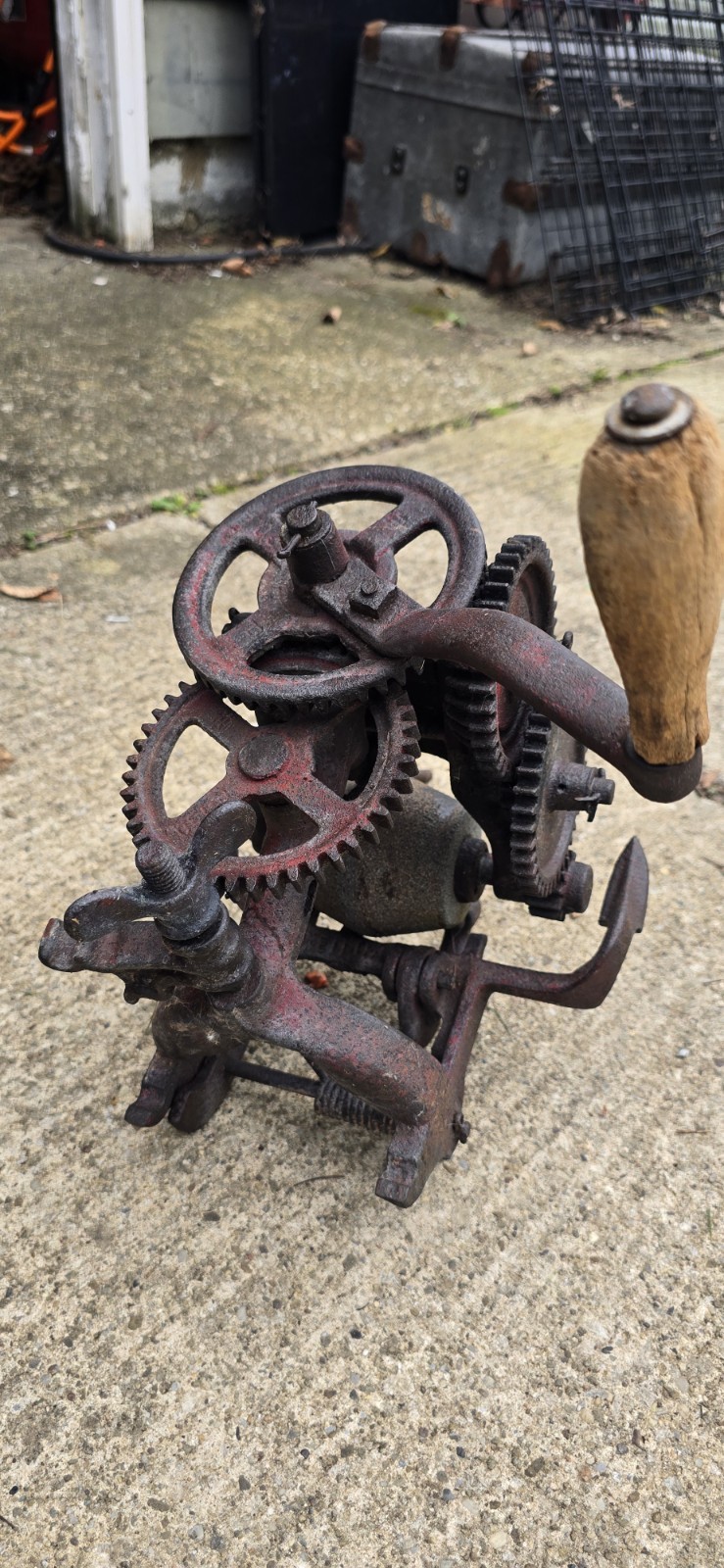 McCormick-Deering hand-cranked sickle cone grinder Section/knife sharpener Stuck McCormick-Deering hand-cranked sickle cone grinder Section/knife sharpener Stuck
